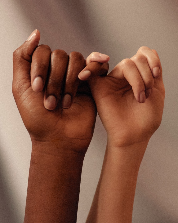 Two hands linked by the little finger